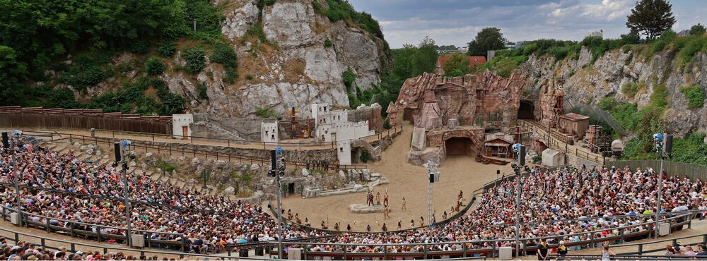 Karl May Outdoor Anlage mit vollen Publikumsreihen