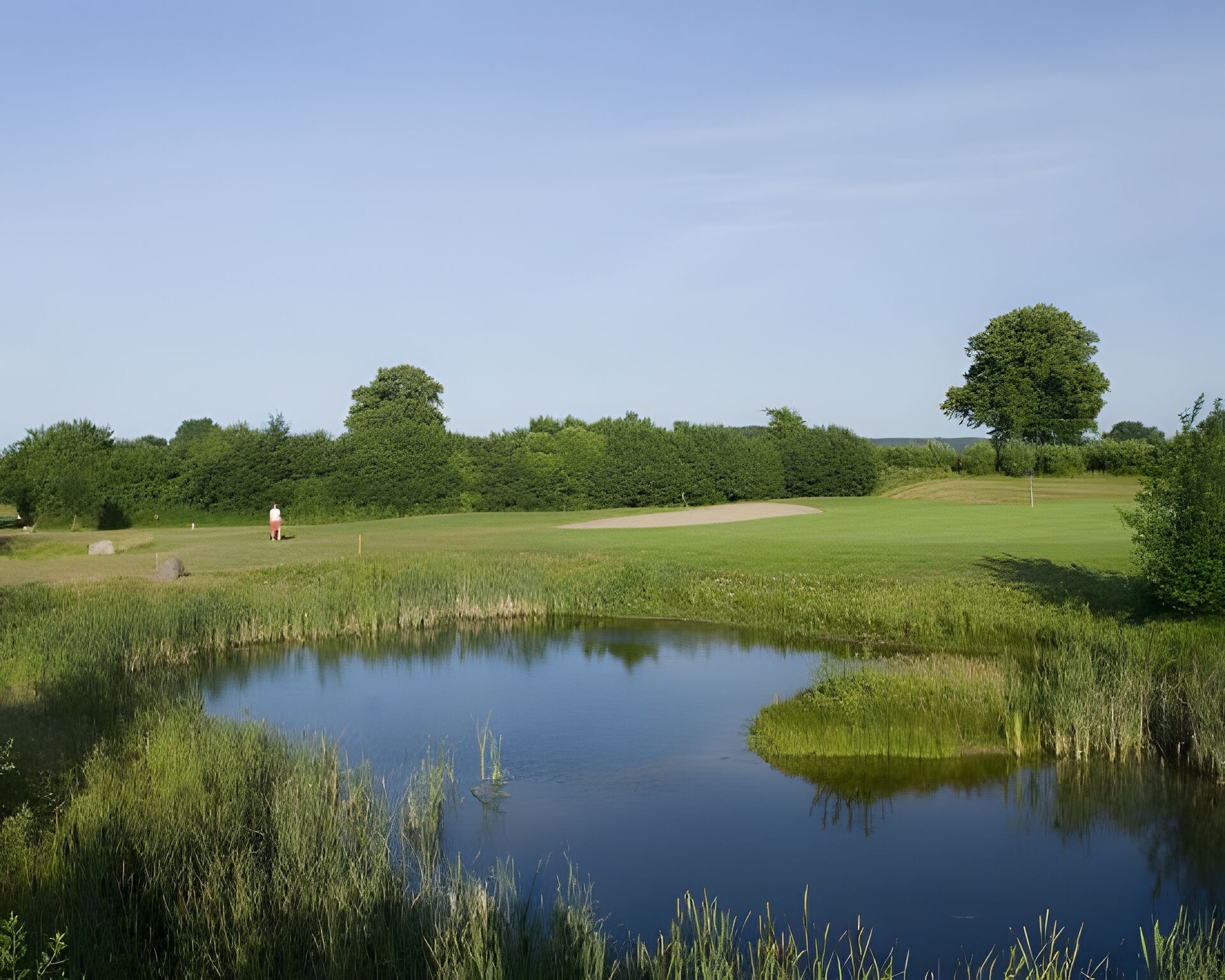 Golfplatz mit kleine See