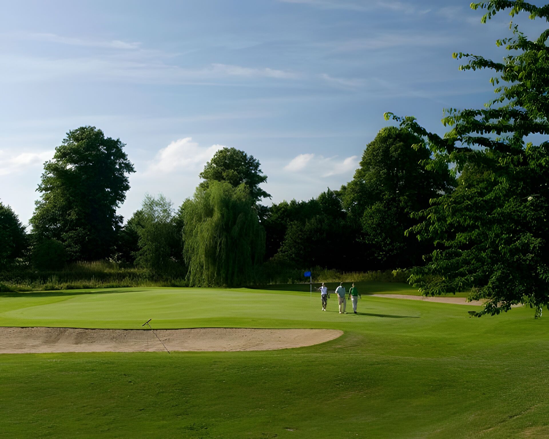 Golfplatz mit 3 Personen und großem Sandbecken